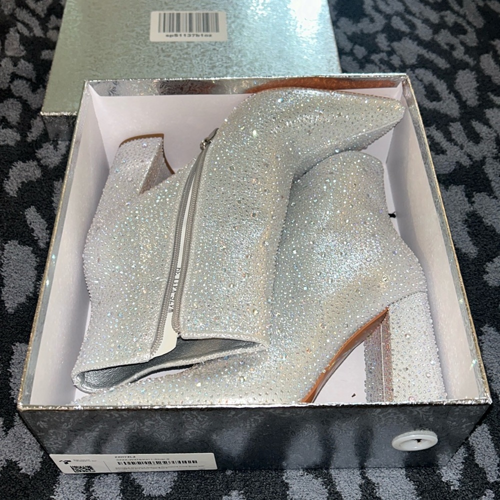 Brand new! Never worn! Perfect for a winter bride!